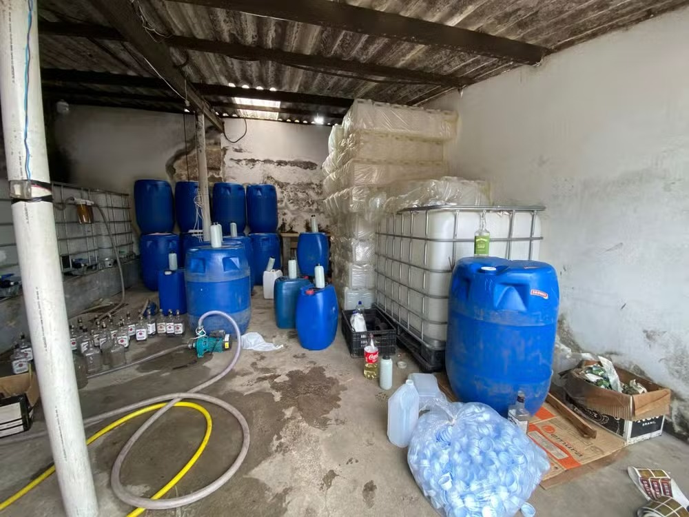 Fábrica clandestina de bebida alcoólica é fechada na região